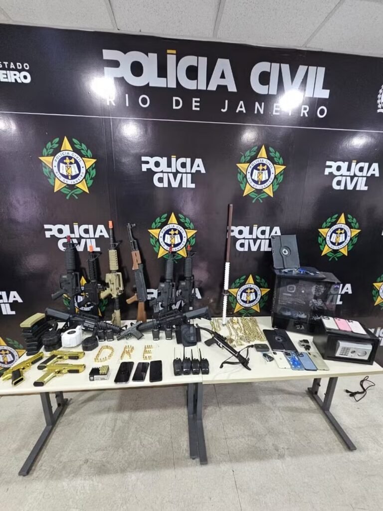 Material apreendido na mansão do Oruam, entre eles: uma pistola 9mm, Armas de airsoft, simulacros de armas de fogo