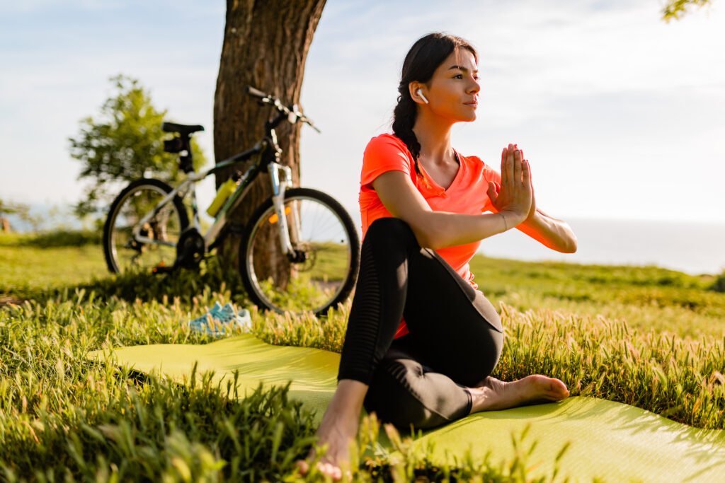 Exercício ao ar livre, como pedalar e Ioga para relaxar a mente