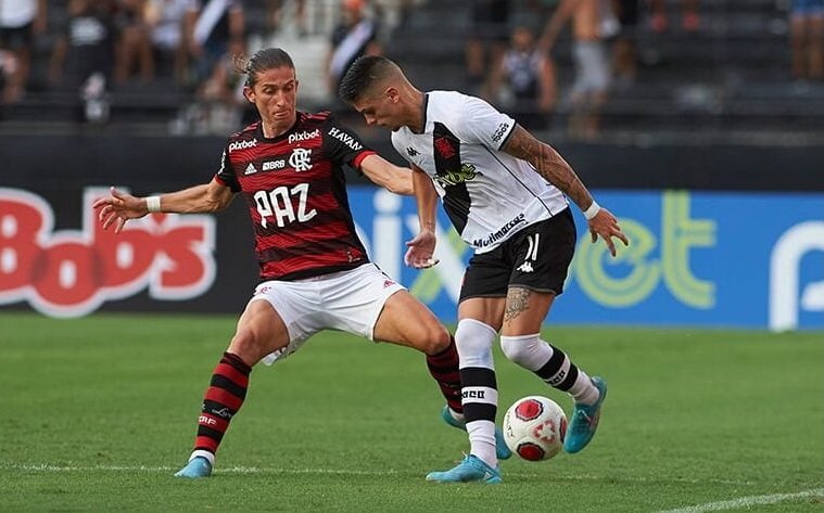 imagem de um jogador do vasco e do flamengo disputando a bola